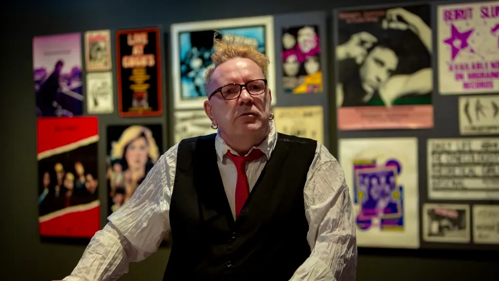John Lydon este supărat din cauza seriei despre Sex Pistols și amenință cu proces