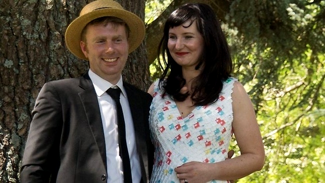 Rochie de mireasă din etichetele de la pâine