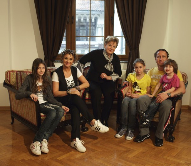 Anamaria Prodan alături de familie