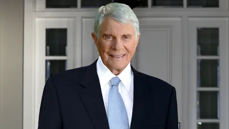 A murit actorul Peter Graves