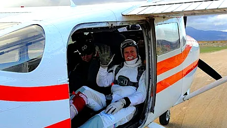 Un octogenar a stabilit un nou record de skydiving