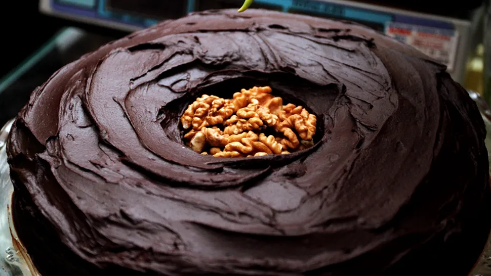Reţeta: Tort cu ciocolată, migdale şi nuci
