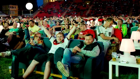 Și-au mutat canapelele pe stadion, pentru a urmări Mondialul!
