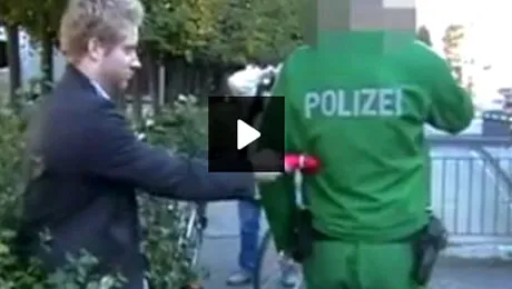 Un betiv a atacat un politist… cu o „arma alba” de culoare roz! (Video)