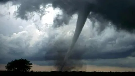 O tornadă a ucis 51 de persoane în SUA (Video)