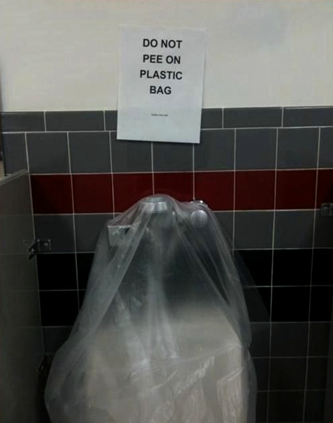 Nu urinati pe sacul de plastic