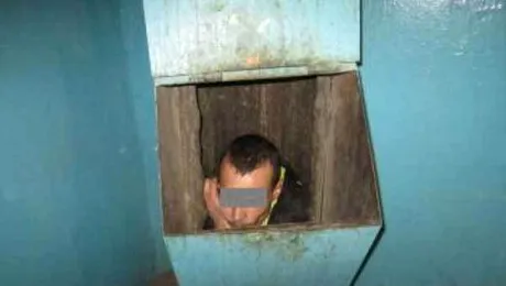 A rămas înțepenit pe coloana de gunoi a blocului