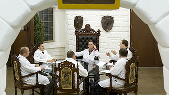 Creatorii stau la masa cavalerilor