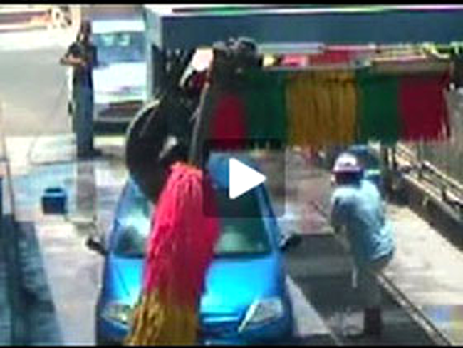 Un sofer beat a distrus o spalatorie auto (VIDEO)