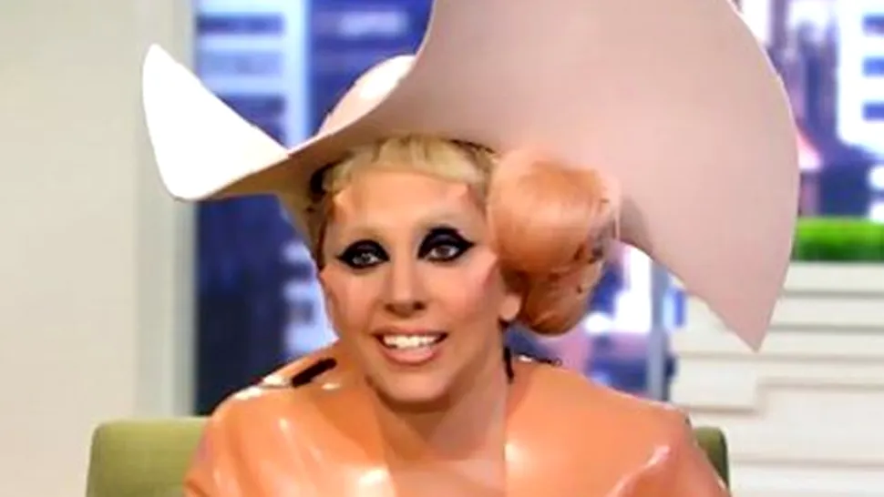 Lady Gaga s-a imbracat intr-un prezervativ!