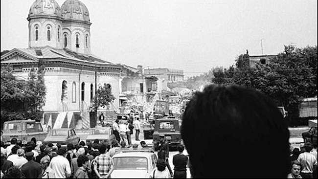 Fotografie din timpul demolarii Bisericii Sf. Vineri, din anul 1987