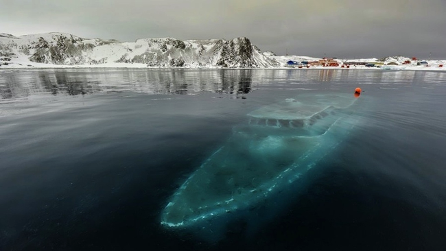 Iaht scufundat în Antarctica