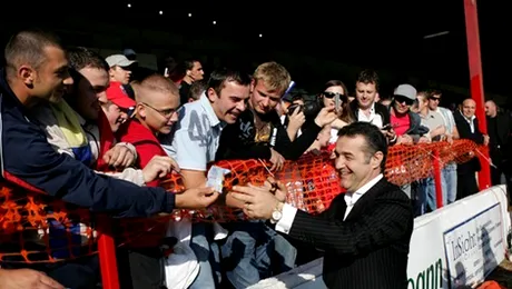 Suporterii stelisti au aruncat cu crenvursti in curtea ambasadei Poloniei! Au fost trimisi de Becali?