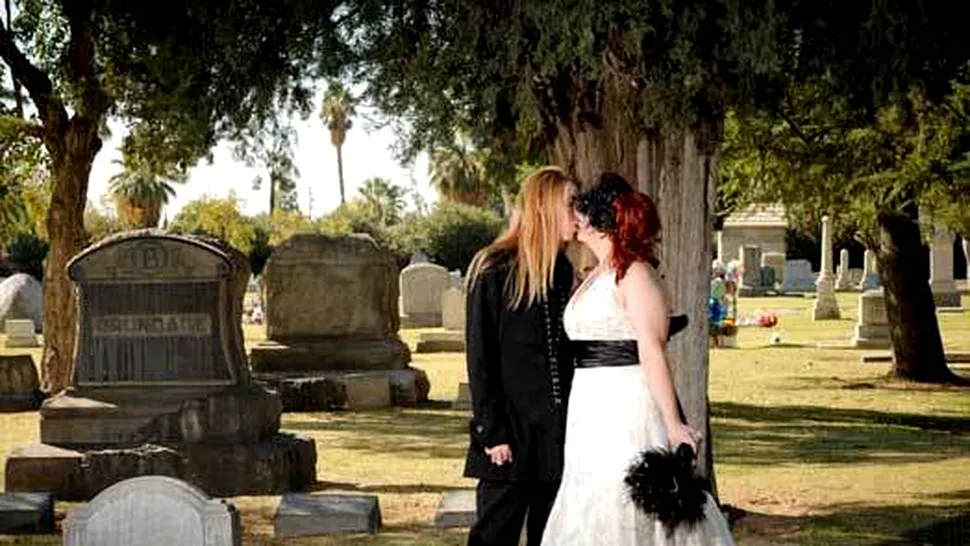 S-au căsătorit în cimitir pentru a 