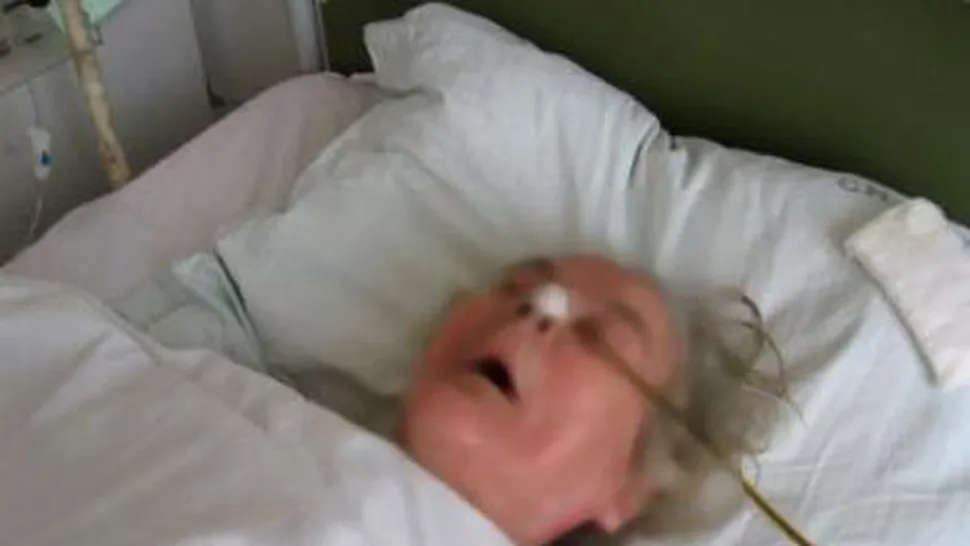 Batrana in coma, dupa ce si-a introdus in vagin un tub cu spuma de ras