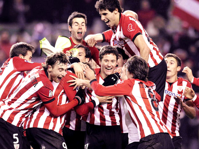 Fotbaliștii echipei Athletic Bilbao se bucură pentru calificarea în finala Cupei Spaniei din 2012