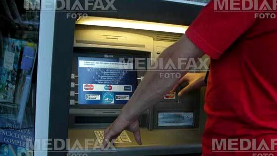 Culmea furtului din bancomat: Au sustras banii cu penseta