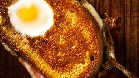 Ce mâncăm azi: Sandwich cu ou și șuncă