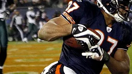 Jucator de fotbal american, dezbracat pe terenul de joc (VIDEO)