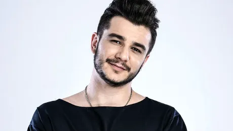Vlad Drăgulin îi dăruieşte un talisman norocos unui fost concurent X Factor