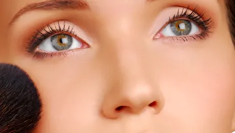 Machiaj de seara: s-a inventat pudra care te infrumuseteaza peste noapte