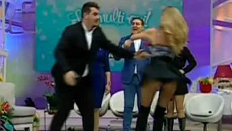 Moment de infarct la TV! Andreea Bănică a venit cu o fustă prea scurtă şi s-a văzut…