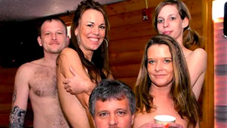 In cafeneaua topless privesti, dar nu atingi!