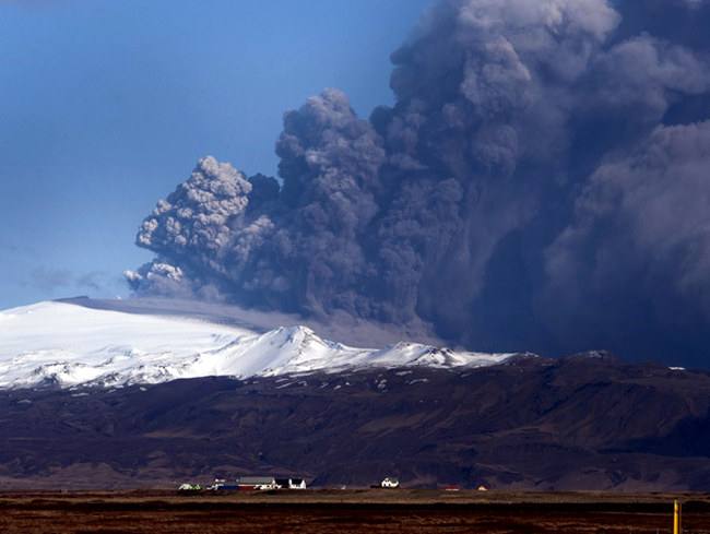 Cerul din Islanda s-a intunecat, dupa eruptia vulcanului Eyjafjallajokull
