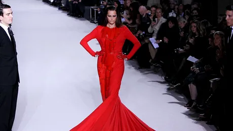 Paris Fashion Week: Modelul Yasmin Le Bon a prezentat rochia de 50 kg