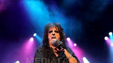 Alice Cooper la Arenele Romane: Sange fals, serpi pe scena si ochi pictati cu negru