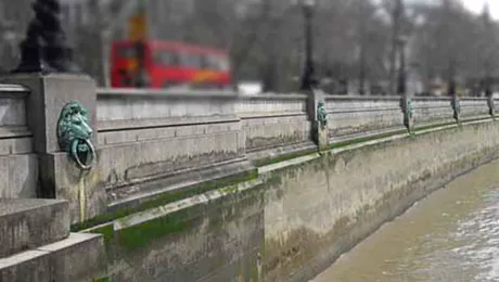 De ce stau leii de pe marginea Tamisei cu gura cascată
