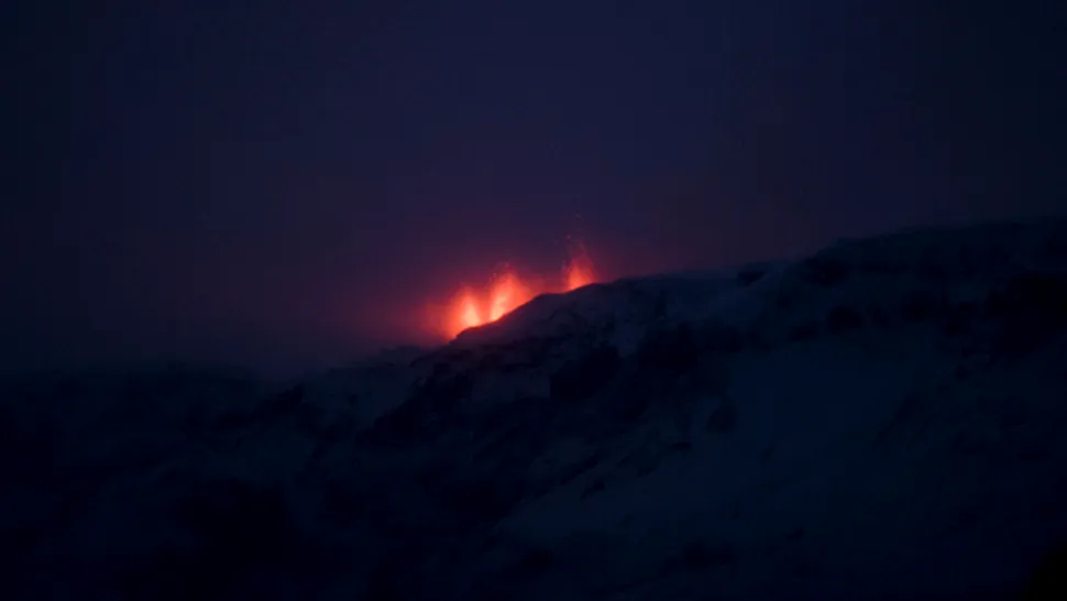 Sute de persoane evacuate din cauza eruptiei unui vulcan in Islanda