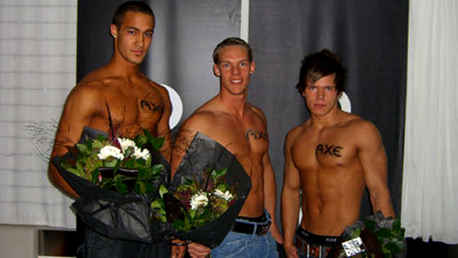 Egill Arnlojts alaturi de colegii sai