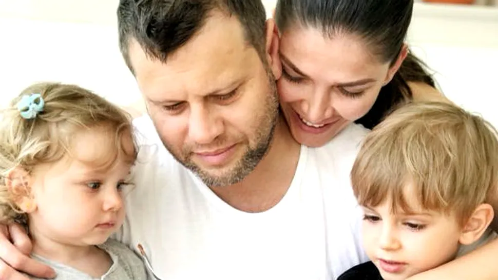 Ce familie frumoasă are Alina Puşcaş! Vedeta, sărut pătimaş cu soţul, în public