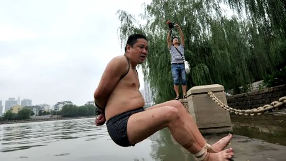 Un chinez poate inota cu mainile si picioarele legate