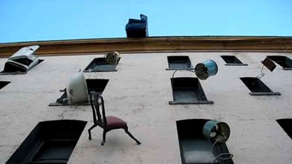 SOCANT: De nervi, s-a aruncat din greseala de pe balcon! (Video)