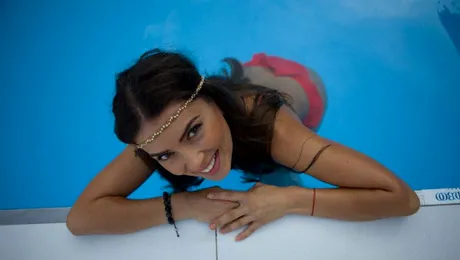 Laura Teodoru se răcoreşte la piscină (Poze)