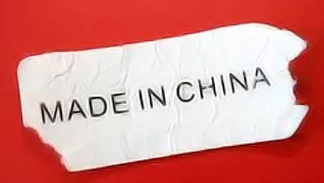 Fetiță desfigurată de haine fabricate în China