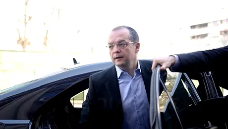 Boc a asteptat verdele la semafor ca orice sofer