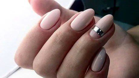 O vară în nuanţe nude. Iată vedetele sezonului!