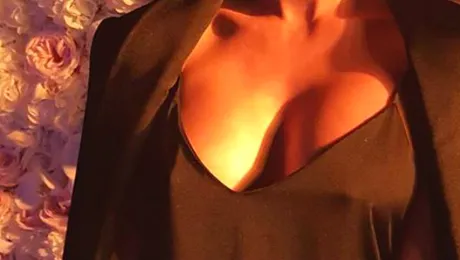 E însărcinată în 9 luni şi arată demenţial! Focoasa brunetă face ravagii cu decolteul ei