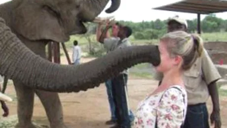 32 de imagini cu femei atacate de animale