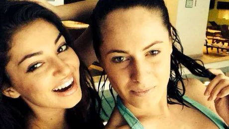 Elena de la Mandinga şi Raluka, în costum de baie la piscină!