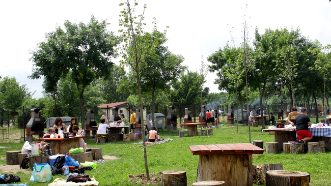 Mesele rustice au mare succes in randul bucurestenilor care vin aici sa fac un gratar