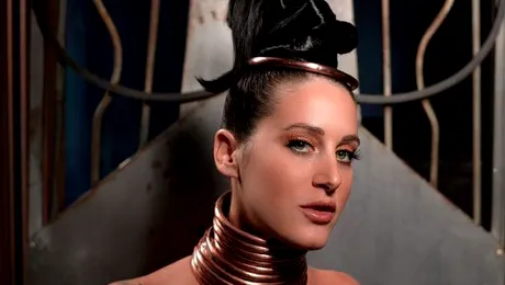 Femeia-girafă vrea un gât de cartea recordurilor (Poze)