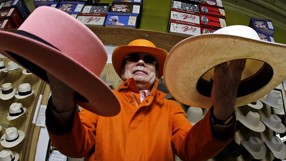 Afaceristul devenit celebru pentru colecția sa de pălării