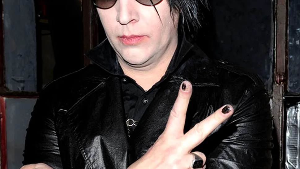 Marilyn Manson a atacat paparazzi cu fumigene (Video)