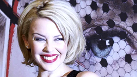 Kylie Minogue isi imparte patul cu un caine