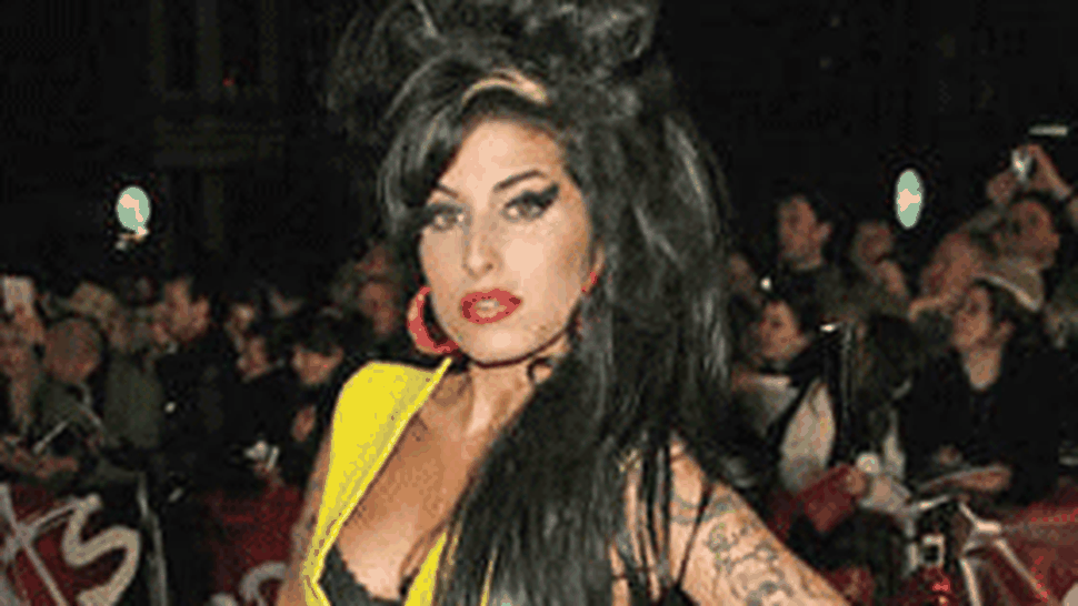 Amy Winehouse isi insala cu regularitate sotul
