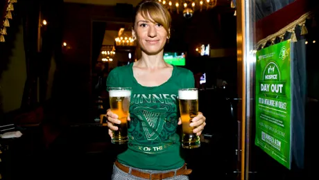 Izabela Pănescu şi întreaga echipă a emisiunii “Tinereţe fără bătrâneţe”, chelneri pentru o seară